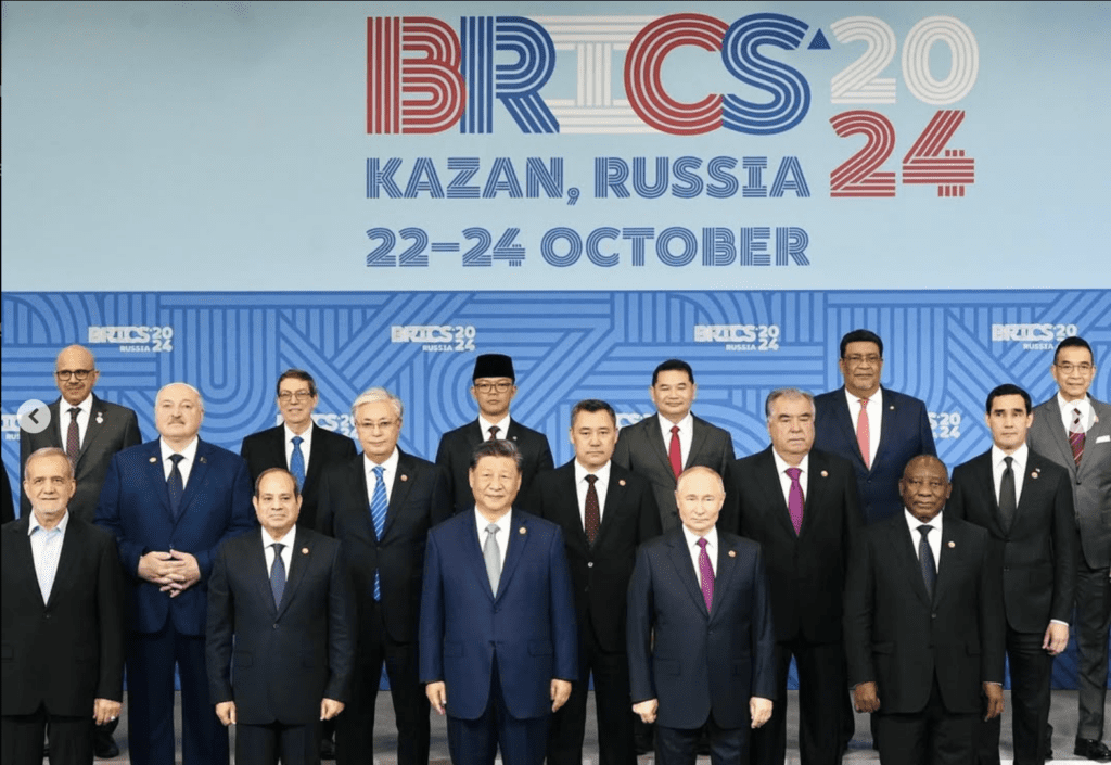 Manfaat Strategis Indonesia Sebagai Anggota Penuh BRICS 7 Menteri Luar Negeri Sugiono, yang mengenakan peci, berfoto bersama para pemimpin dunia dalam KTT BRICS Plus di Kazan pada 24 Oktober 2024. (Foto milik @sugiono_56 di Instagram)