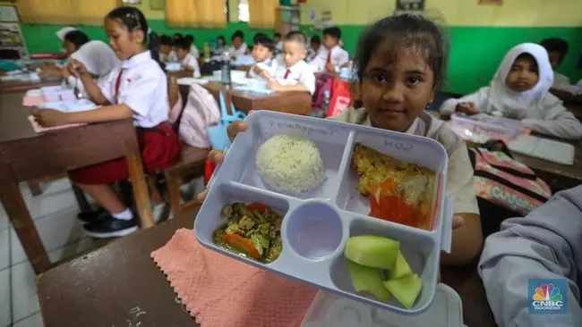 Program Makan Bergizi Gratis: Strategi Fundamental Prabowo Menuju Generasi Emas 2045 2 siswa siwi menyantap hidangan makan bergizi saat uji coba program makam bergizi gratis di sdn 4 tangerang banten senin 582024 18 169 jpeg